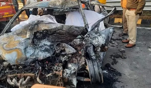 Uttar Pradesh: मथुरा में ट्रैक्‍टर से टकराने के बाद कार में आग लगी, 2 की मौत